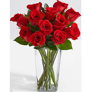 1 dozen red roses in a glass vase 