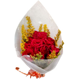 12 pieces red roses in a bouquet