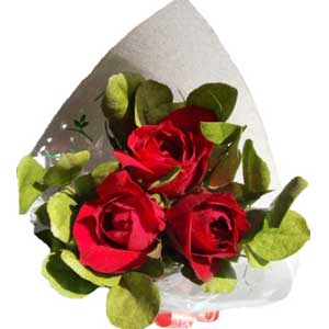 3 pieces red roses in a bouquet