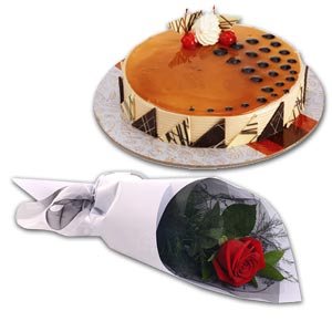 (004) Cake W/Red Rose in a bouquet